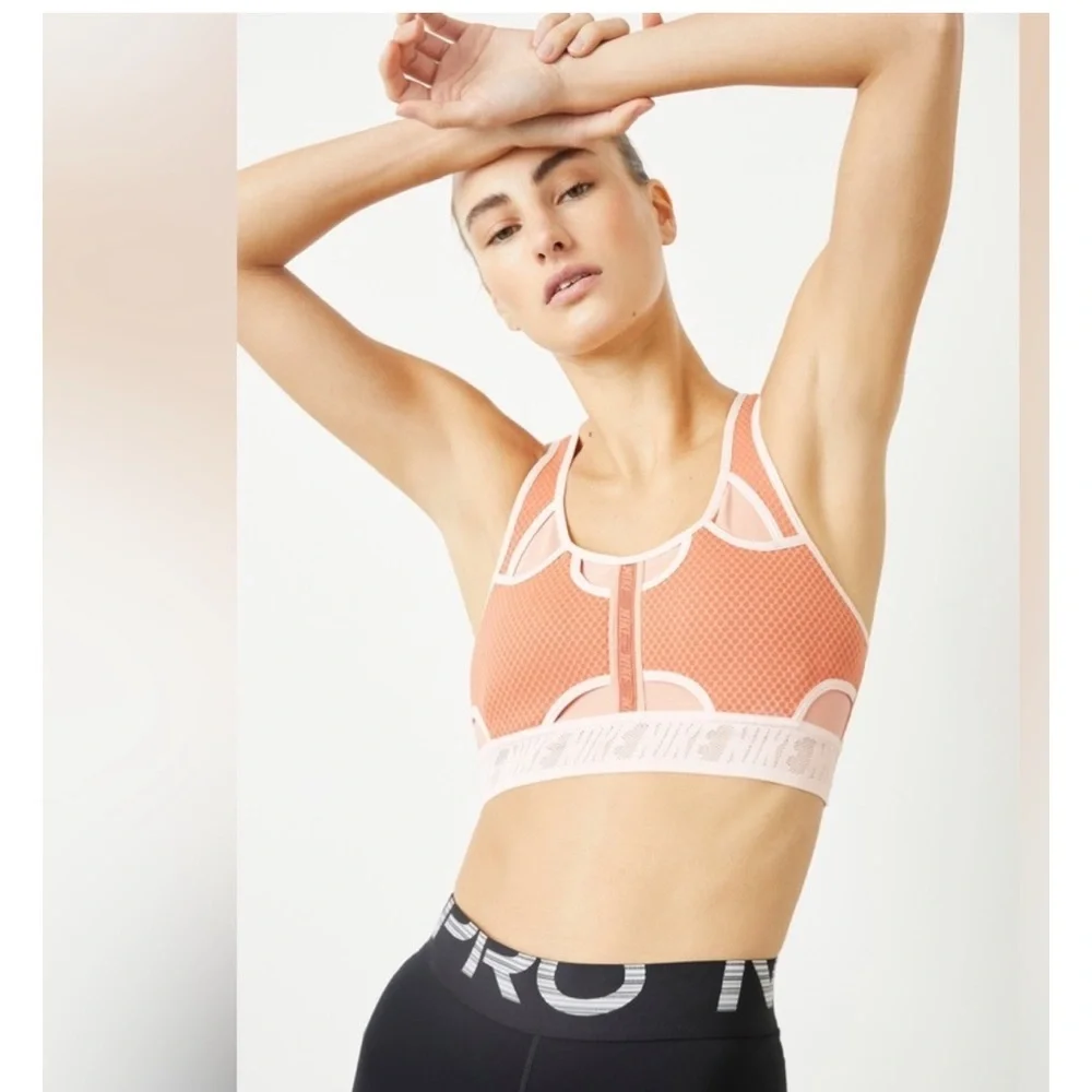 NIKE SWOOSH Ultrabreate Sports Bra Size Medium
